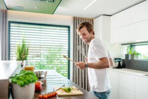 (c)Loxone_Sands-of-time_man-dancing-kitchen_01
